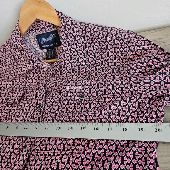 Wrangler Breast Cancer Button Up Blouse Womens Size Medium Pink Pearl Snaps - Picture 9 of 10